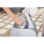 Person füllt Lay-Z-Spa Cancun AirJet mit Wasser
