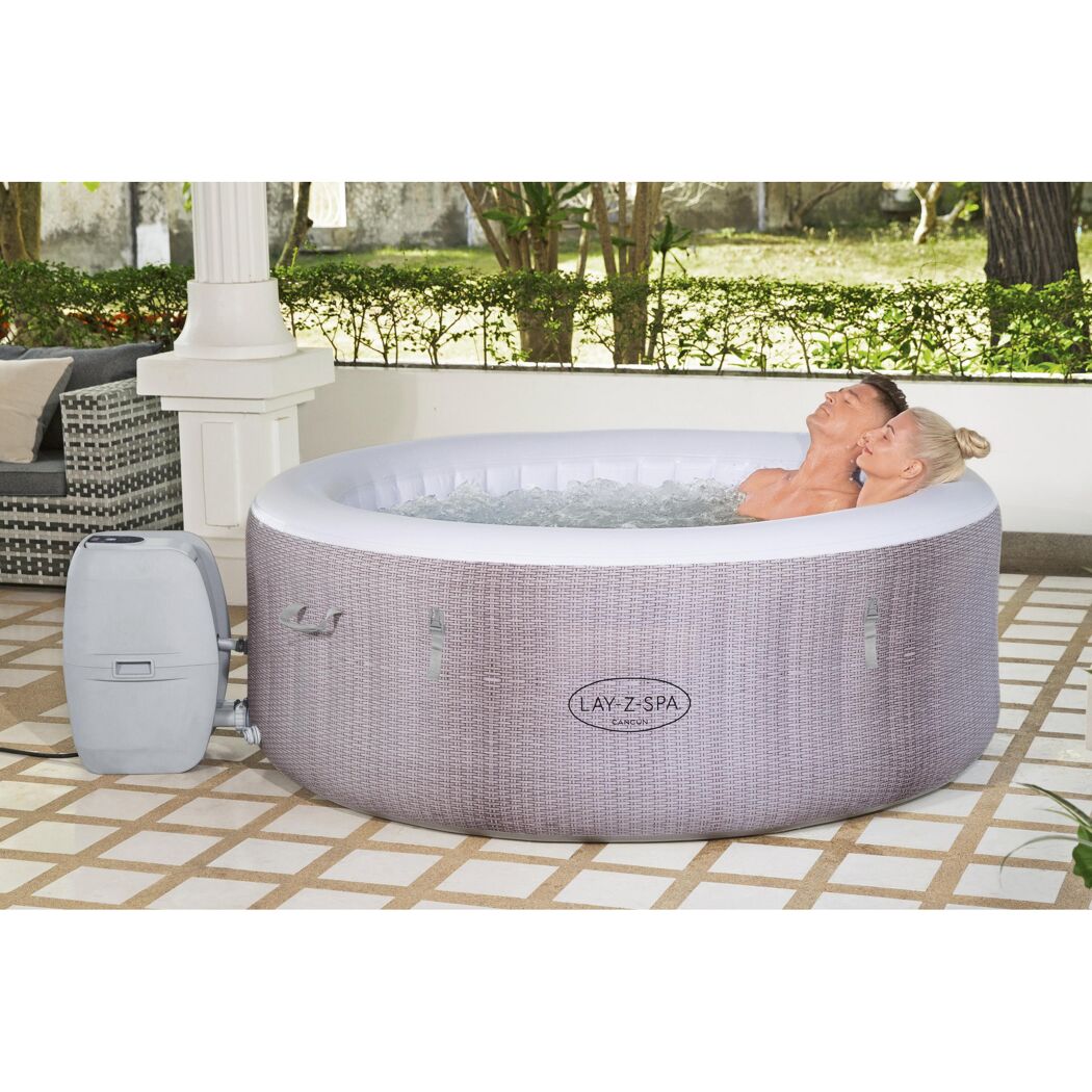 Zwei Personen entspannen im Lay-Z-Spa Cancun.