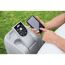 Person steuert Lay-Z-Spa Havana AirJet mit Smartphone