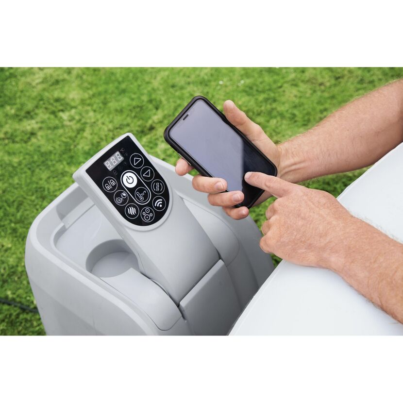 Person steuert Lay-Z-Spa Havana AirJet mit Smartphone