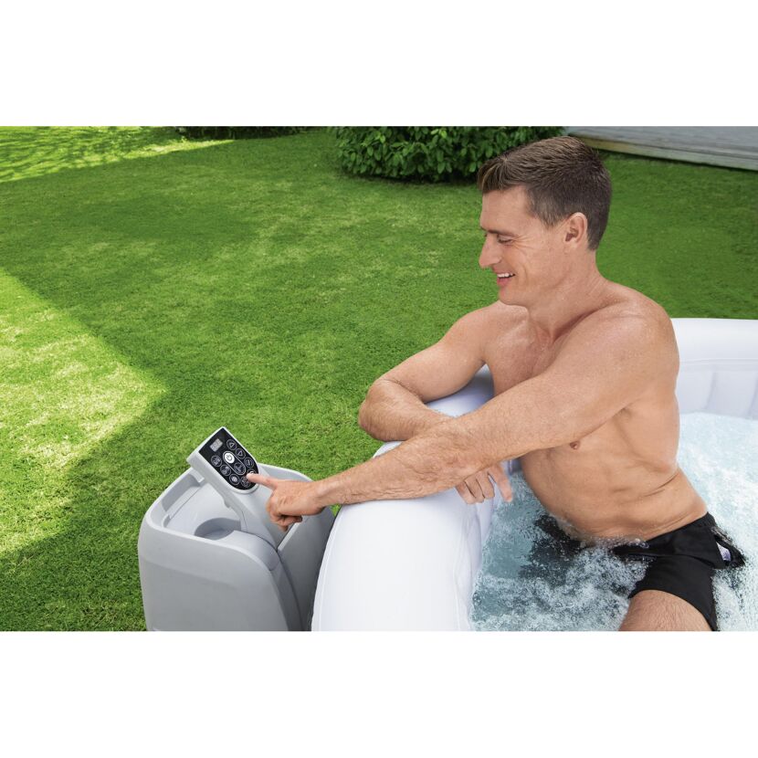 Person im Lay-Z-Spa Havana AirJet Whirlpool