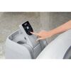 Person bedient das Bedienfeld eines Lay-Z-Spa Paris AirJet