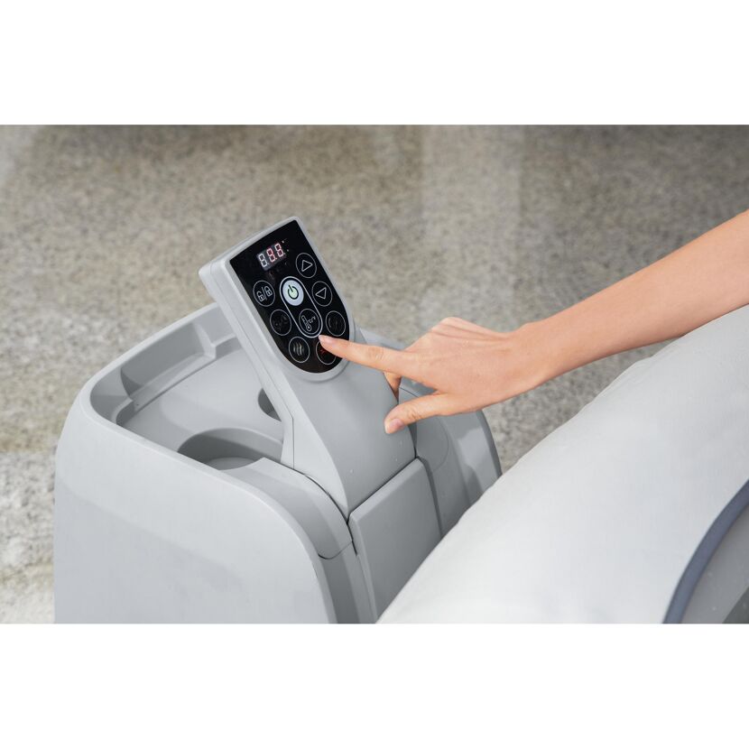 Person bedient das Bedienfeld eines Lay-Z-Spa Paris AirJet