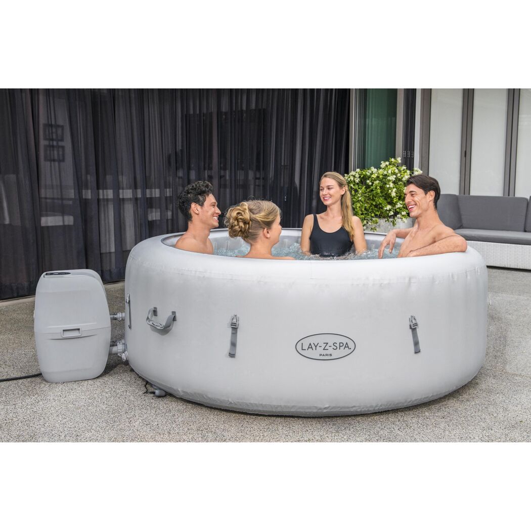 Vier Personen entspannen im Lay-Z-Spa Paris.