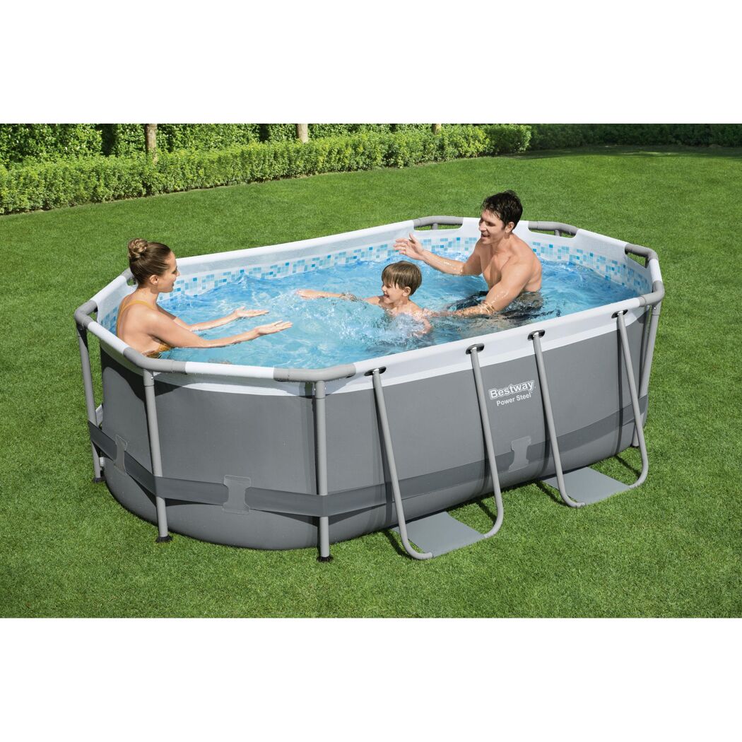 Familie im aufblasbaren Bestway Power Steel Pool