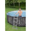 Person benutzt Poolleiter, um in einen Pool zu gelangen.