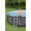 Person steigt über Leiter in einen Pool