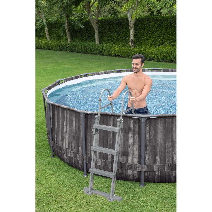 Person steigt über Leiter in einen Pool