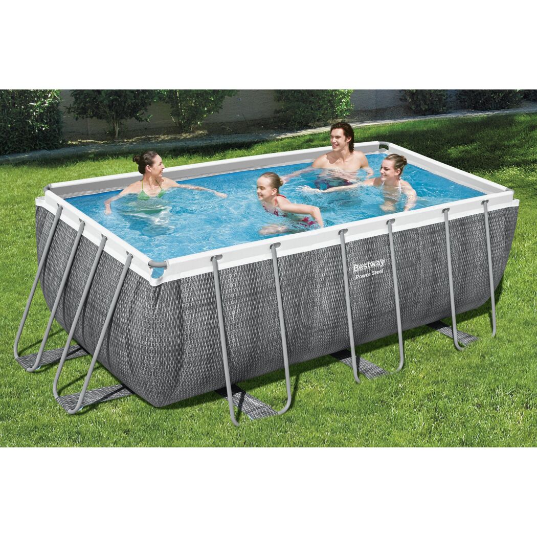 Familie im Bestway Power Steel Pool