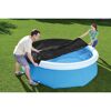 Zwei Personen decken einen aufblasbaren Pool mit einer schwarzen Plane ab.