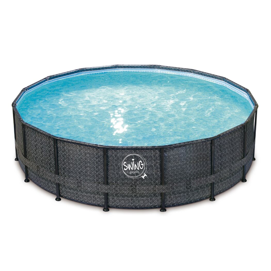 Runder, grauer Pool mit Wasser gefüllt.