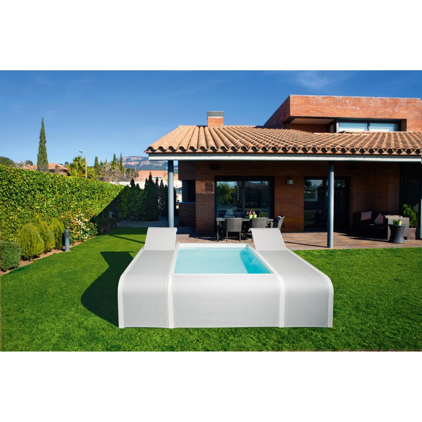 Pool Mariposa mit Liegen im Garten