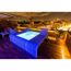 Pool auf Dachterrasse mit Blick auf die Stadt bei Nacht