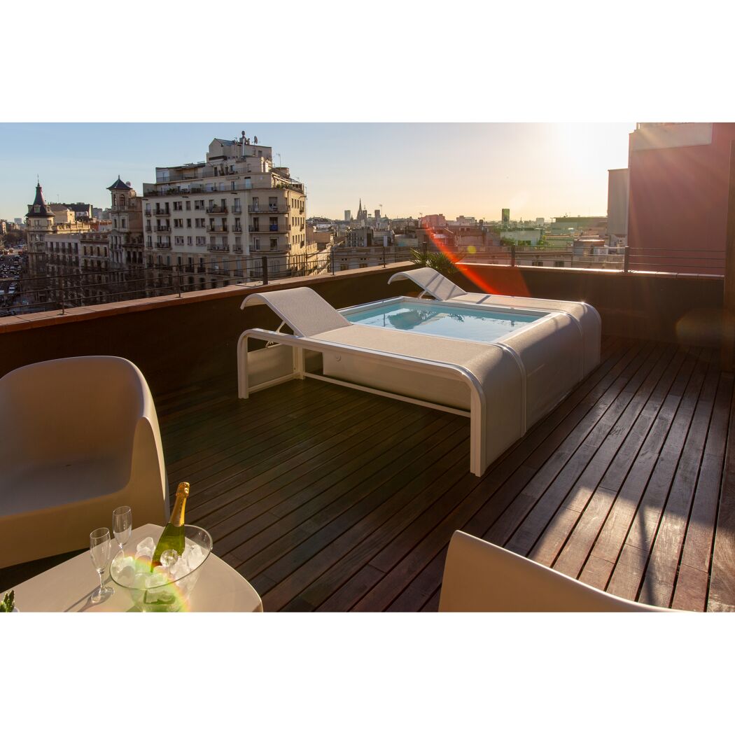 Pool auf Dachterrasse mit Stadtblick