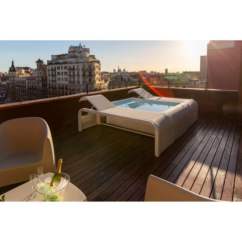 Pool auf Dachterrasse mit Stadtblick