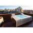 Pool auf Dachterrasse mit Blick auf Stadt
