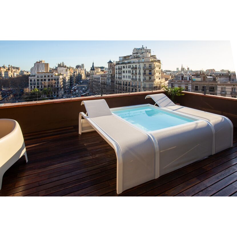 Pool auf Dachterrasse mit Blick auf Stadt