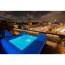 Pool auf Dachterrasse mit Blick auf Stadt bei Nacht
