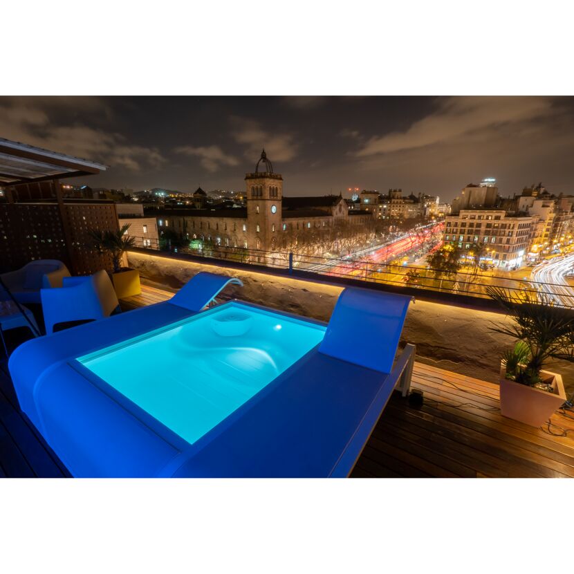 Pool auf Dachterrasse mit Blick auf Stadt bei Nacht
