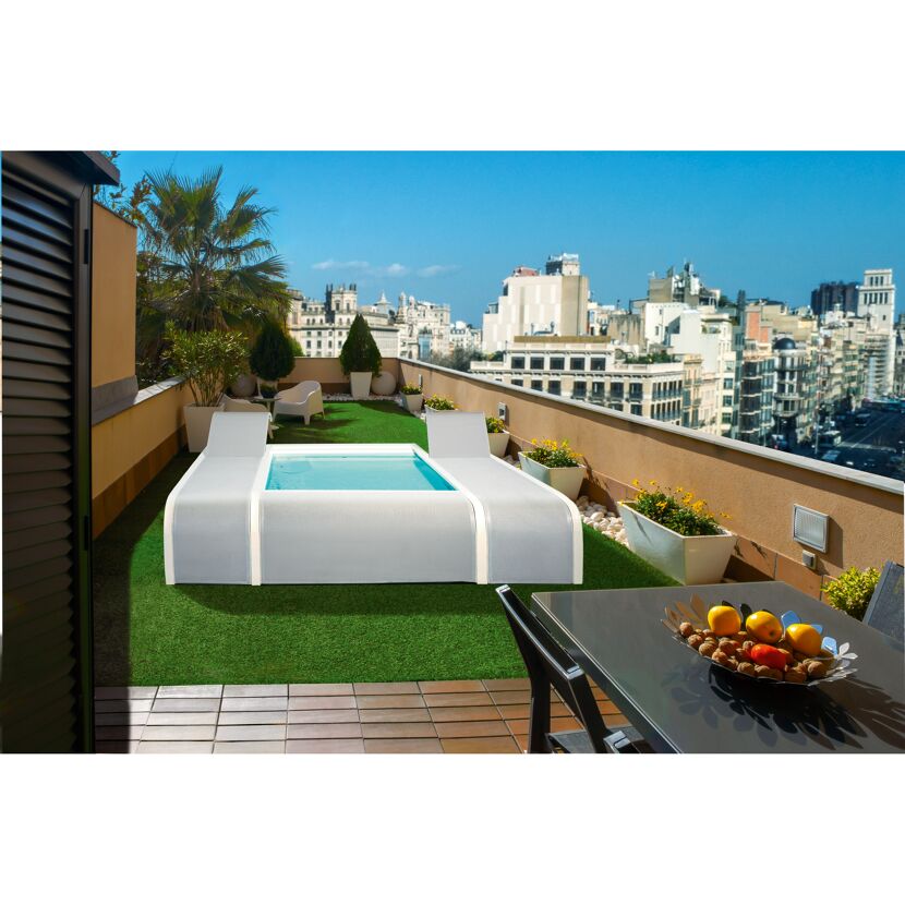 Pool auf Dachterrasse mit Blick auf Stadt