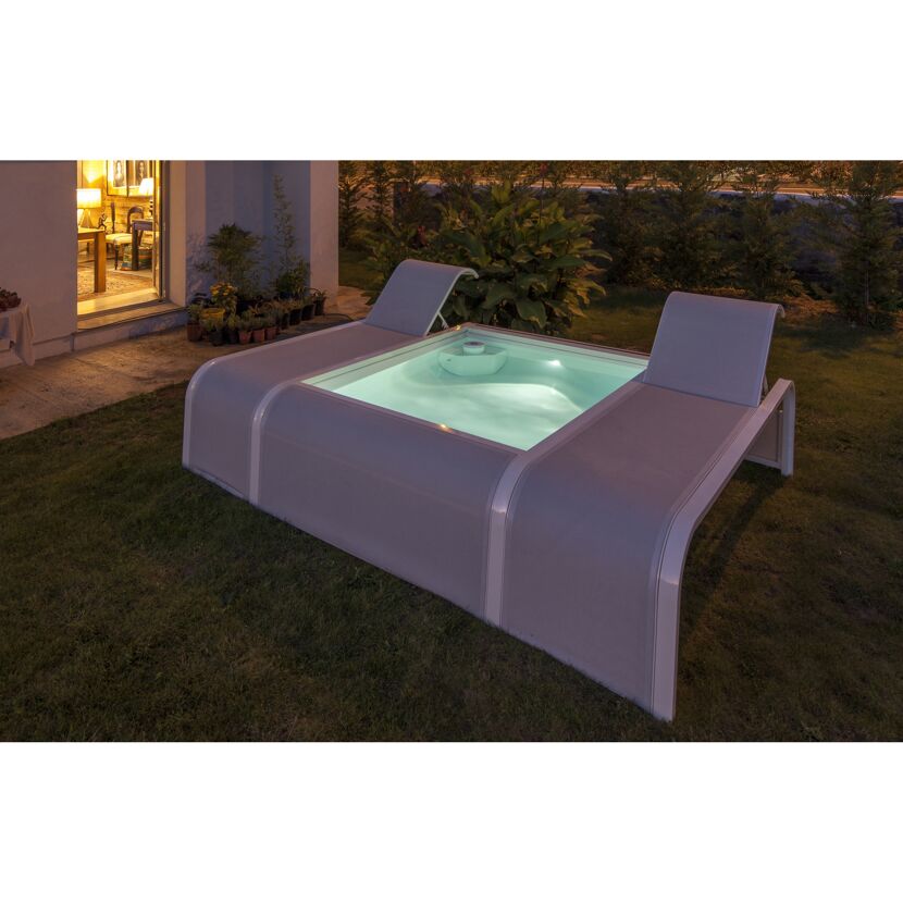 Pool mit Beleuchtung und Liegen im Garten