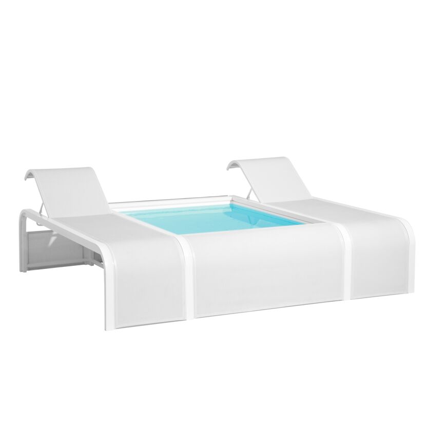 Weißer Pool mit zwei Liegen
