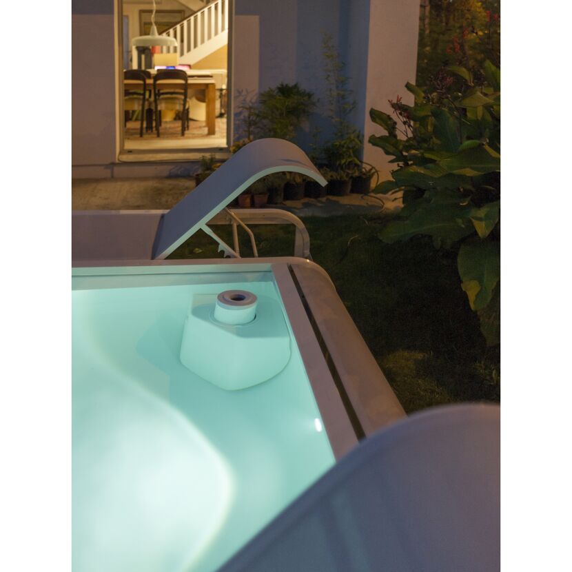 Pool mit Beleuchtung und Liege