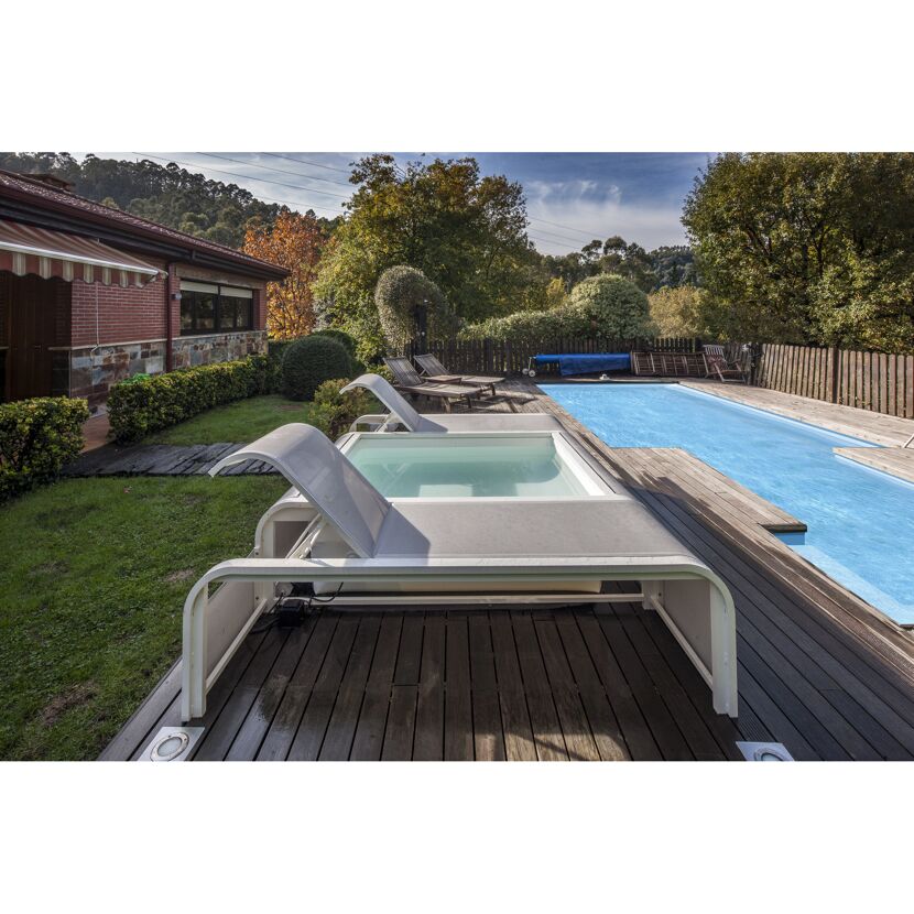 Pool mit Abdeckung und Liegen