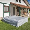 Abgedeckter Pool im Garten