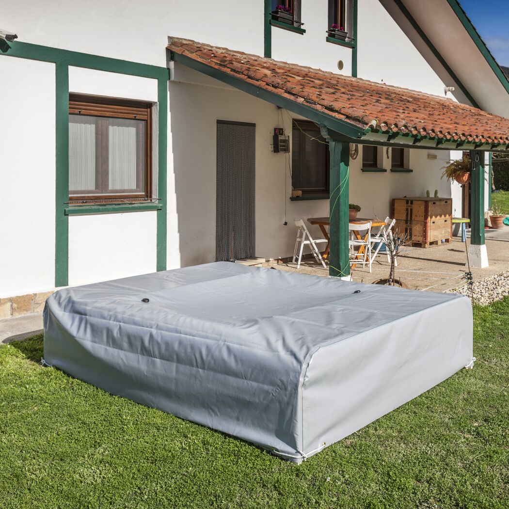 Abgedeckter Pool im Garten