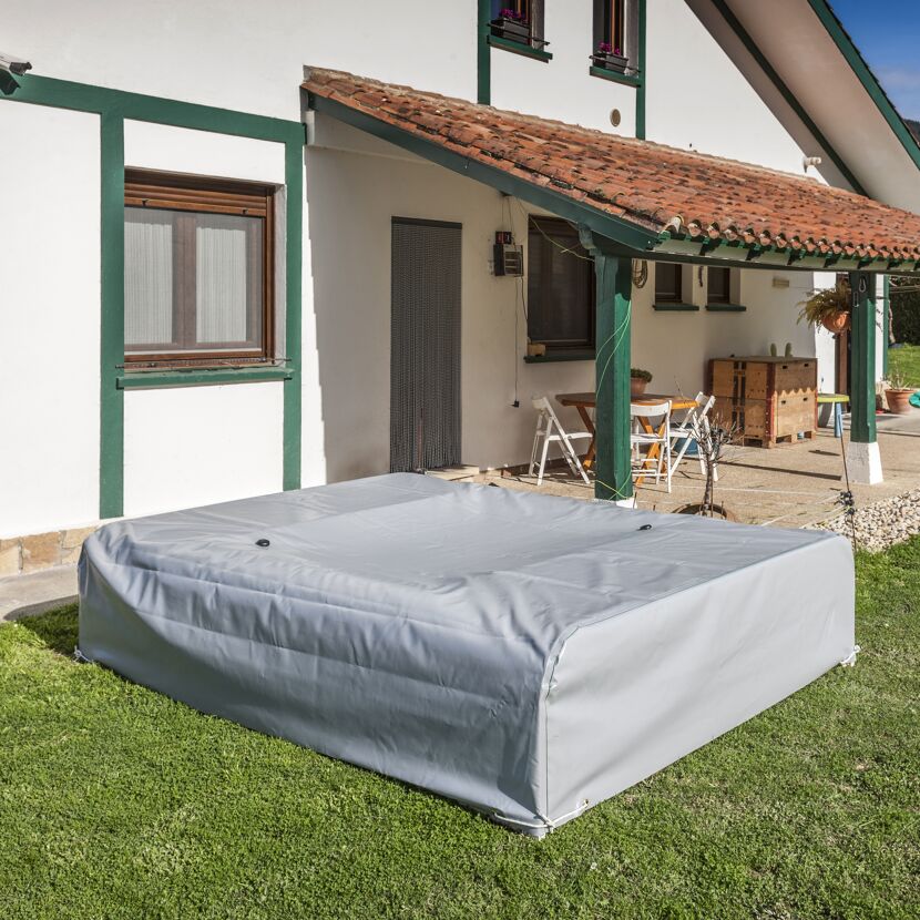 Abgedeckter Pool im Garten