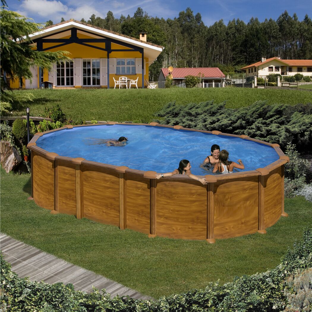 Pool mit holzfarbener Verkleidung