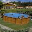 Pool mit holzfarbener Verkleidung