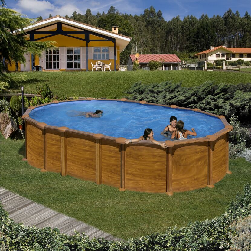 Pool mit holzfarbener Verkleidung