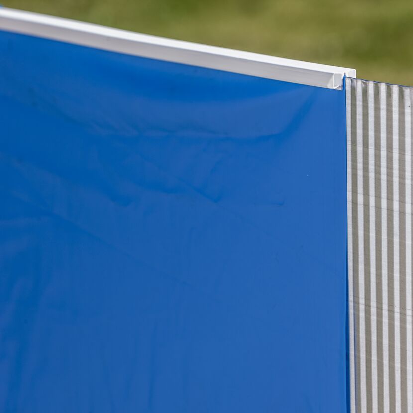 Blaue und weiß-graue gestreifte Poolplane