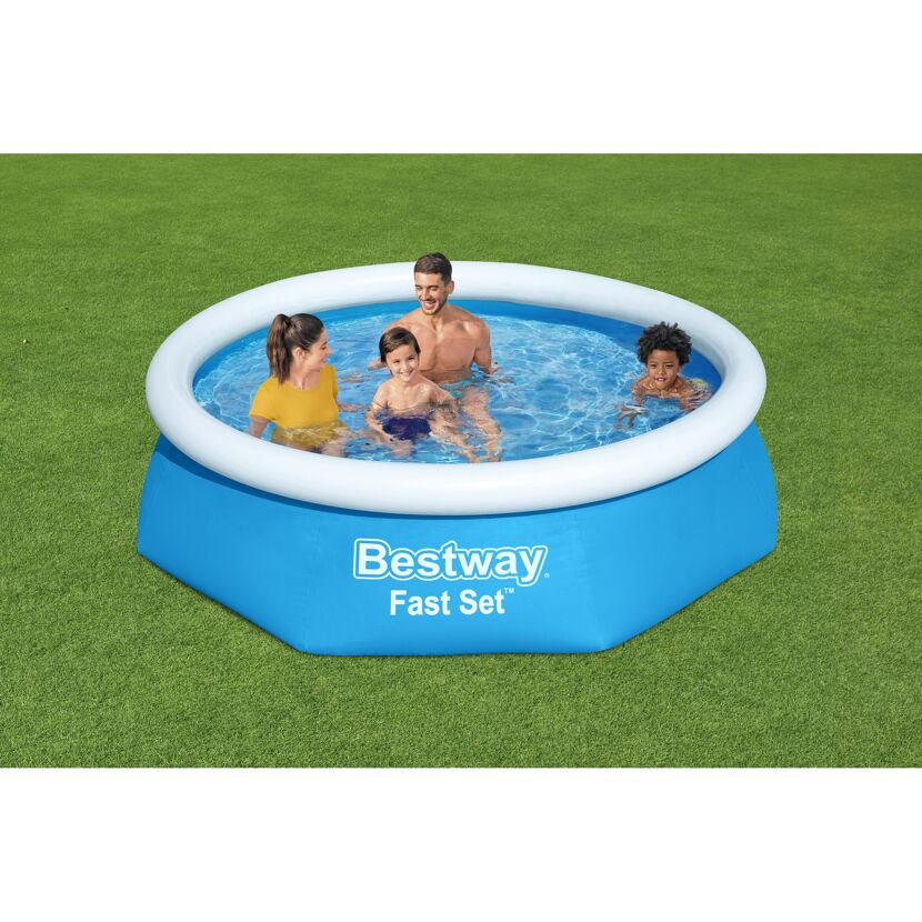 Familie im Bestway Fast Set Pool