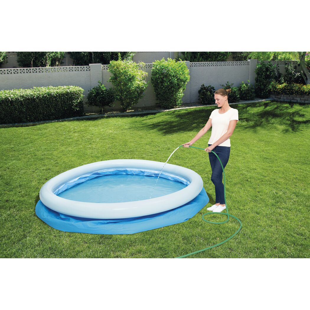 Person füllt einen Fast Set Pool mit einem Gartenschlauch.