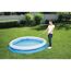 Person füllt einen Fast Set Pool mit einem Gartenschlauch.