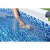 Person reinigt Pool mit Filterpumpe
