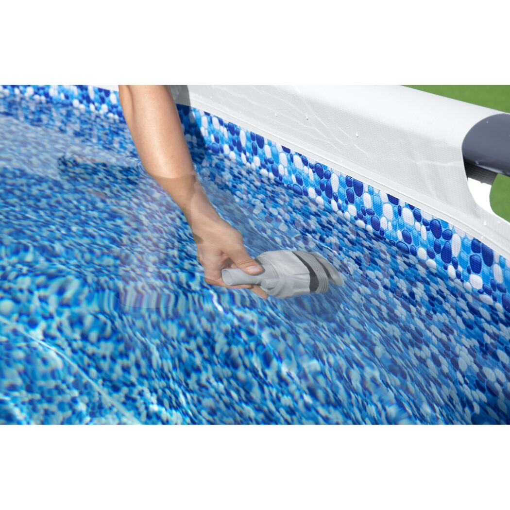 Person reinigt Pool mit Filterpumpe