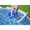 Person reinigt Pool mit Poolreinigungs-Robot