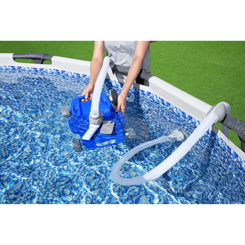 Person reinigt Pool mit Poolreinigungs-Robot