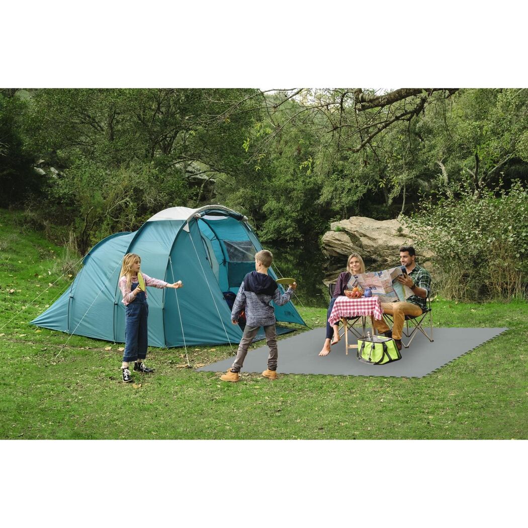 Familie beim Camping auf Bodenschutzmatte