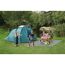 Familie beim Camping auf Bodenschutzmatte
