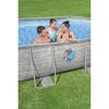 Familie im aufblasbaren Pool mit Bullauge