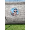 Person schaut durch Bullauge eines Pools