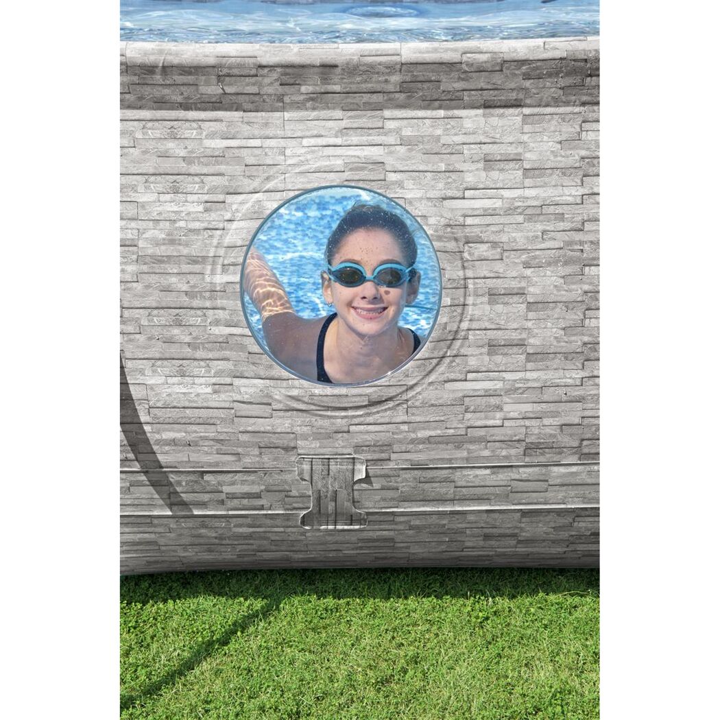 Person schaut durch Bullauge eines Pools