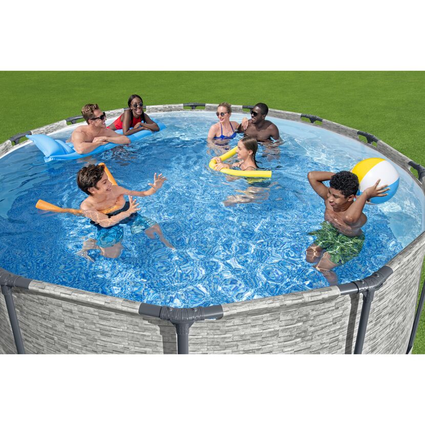 Mehrere Personen in einem aufblasbaren Pool