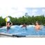 Drei Personen im aufblasbaren Pool