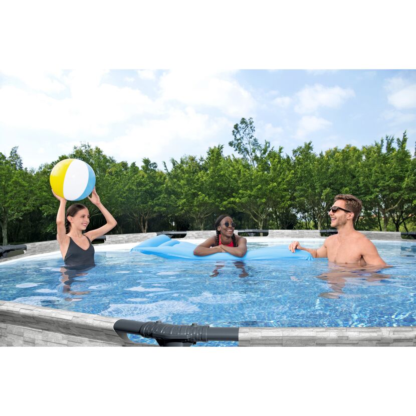 Drei Personen im aufblasbaren Pool
